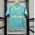 Maillot vert pour enfants 25/26 Inter Miami, de la marque Le 12ème Maillot, affichant le logo de l'équipe sur le devant.