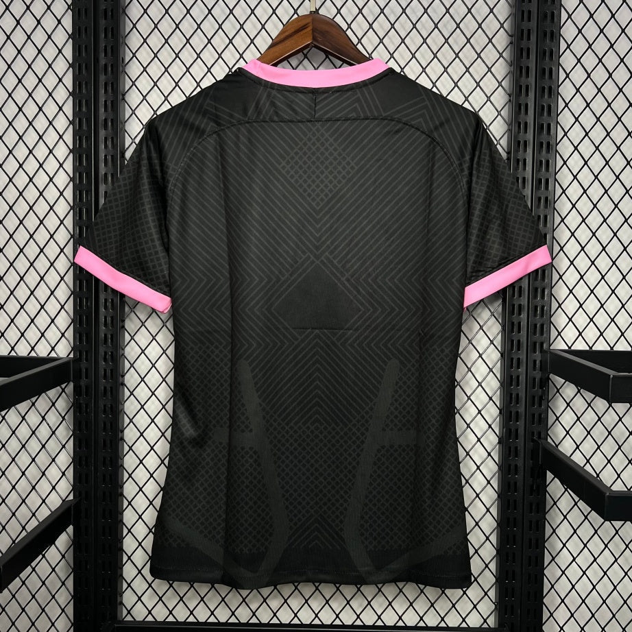 Maillot Inter Milan 24/25 rouge avec motif serpent, marque Le 12 -ème, design sportif et moderne.