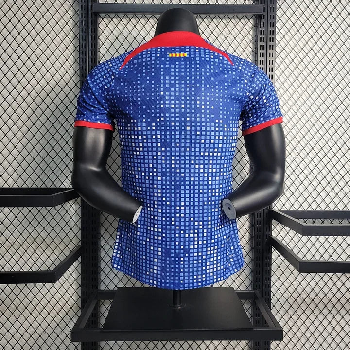 Maillot d'entraînement FC Barcelone 2023-2024 Le 12-ème Maillot, vue front avec logo et détails de la tenue.