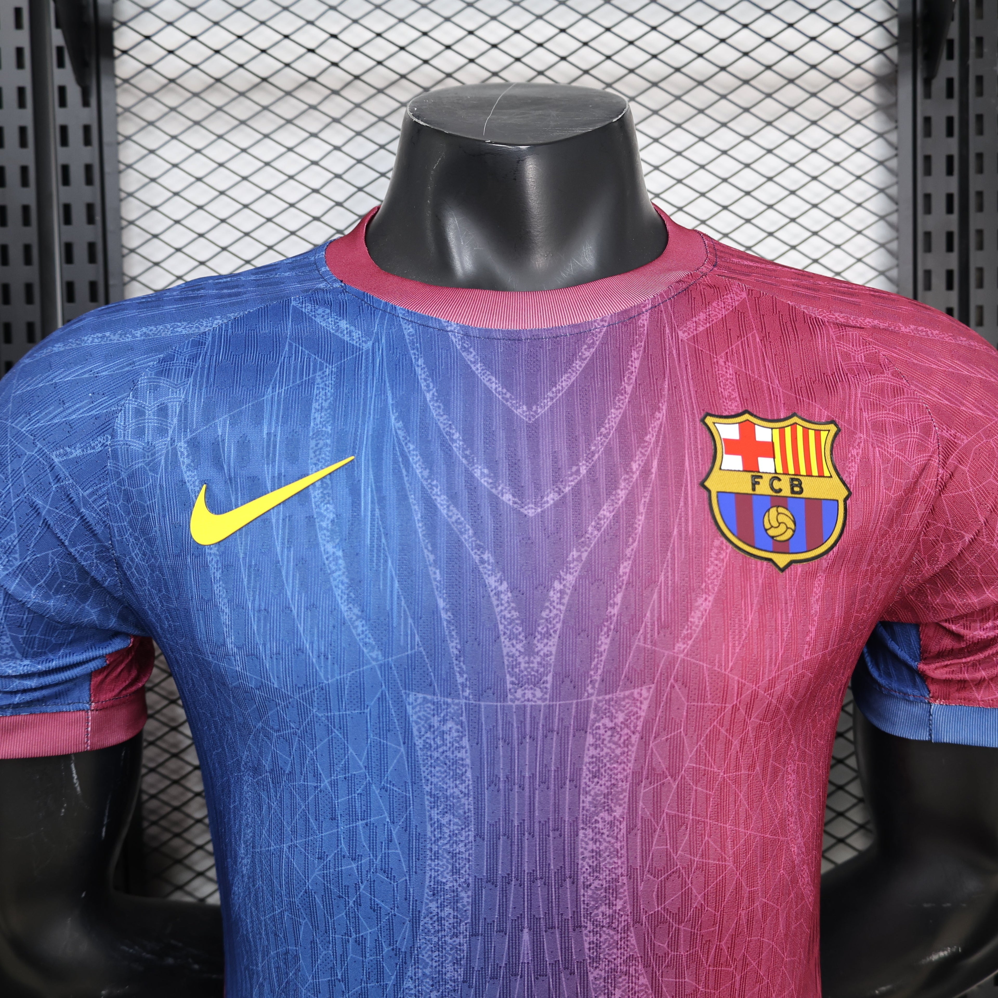 Maillot FC Barcelone 2026-27 Le 12-ème Maillot, maillot de football bleu avec logo du club et détails blancs visible.