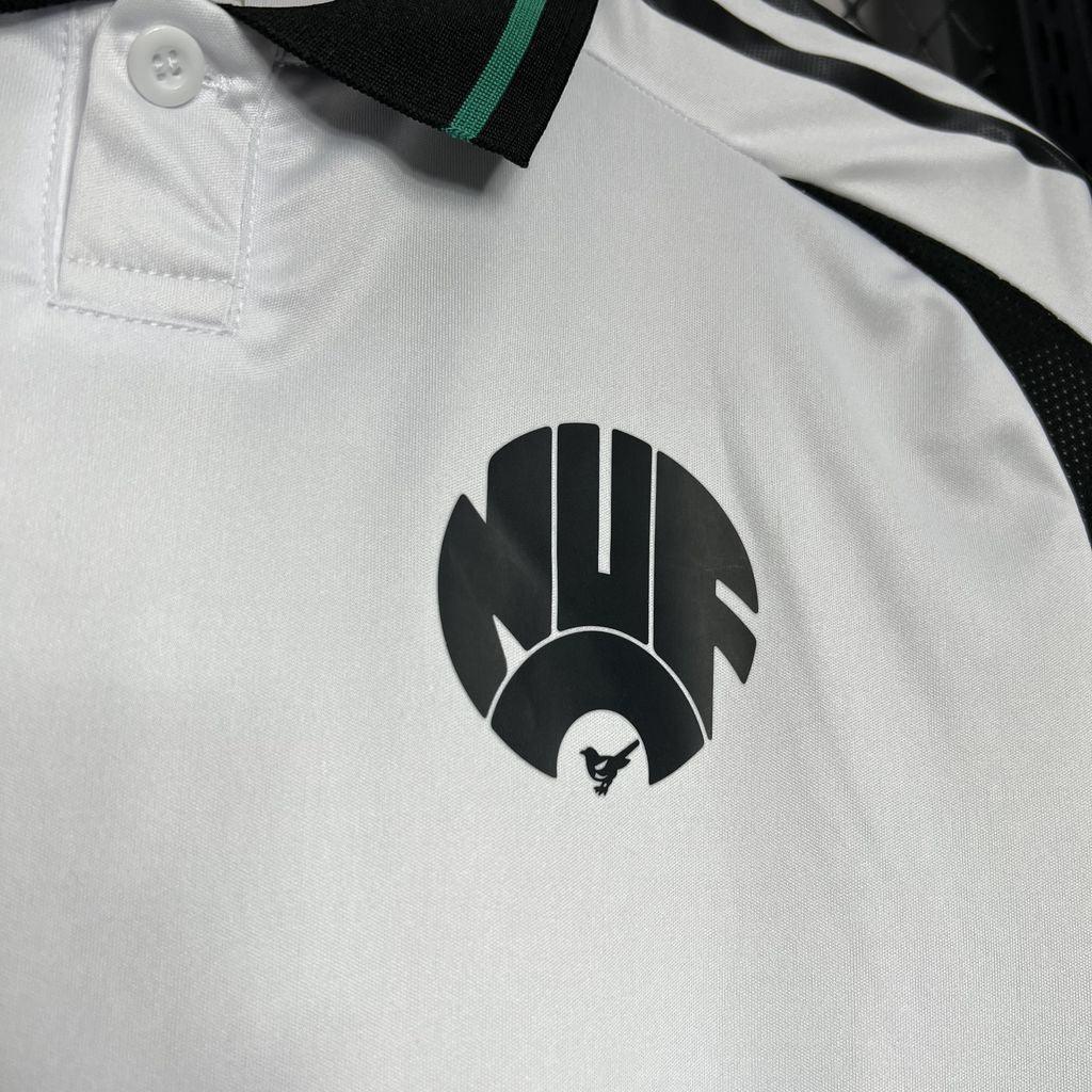 Maillot Newcastle 2024-25 Le 12 -ème Maillot, maillot de football avec logo de l'équipe et détails du design.
