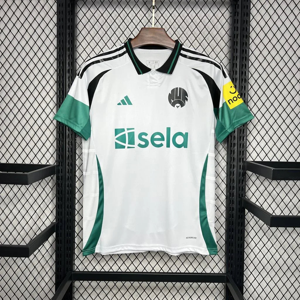 Maillot Newcastle 2024-25 Le 12-ème Maillot, maillot de football bleu avec logo officiel, porté par un joueur.