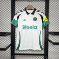 Maillot Newcastle 2024-25 Le 12-ème Maillot, maillot de football bleu avec logo officiel, porté par un joueur.