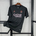 Maillot de football PSG 25/26 Le 12-ème Maillot noir, design spécial, vue de face avec logo et détails du maillot.