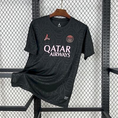 Maillot de football PSG 25/26 Le 12-ème Maillot noir, design spécial, vue de face avec logo et détails du maillot.