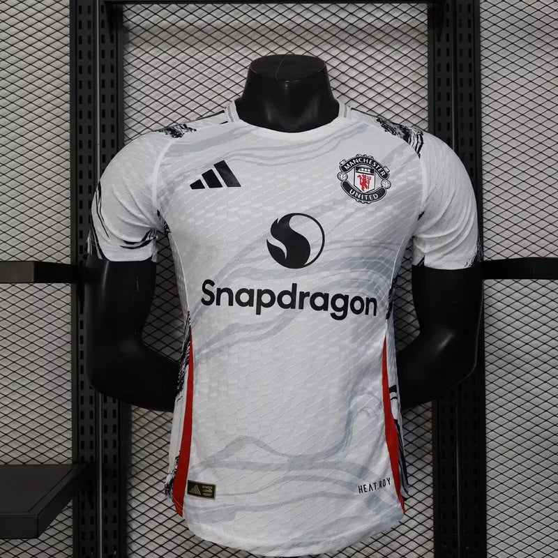 Maillot Manchester United concept 2025-26 par Le 12 -ème Maillot, maillot de football rouge avec logo et design moderne.