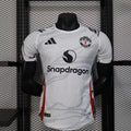 Maillot Manchester United concept 2025-26 par Le 12 -ème Maillot, maillot de football rouge avec logo et design moderne.