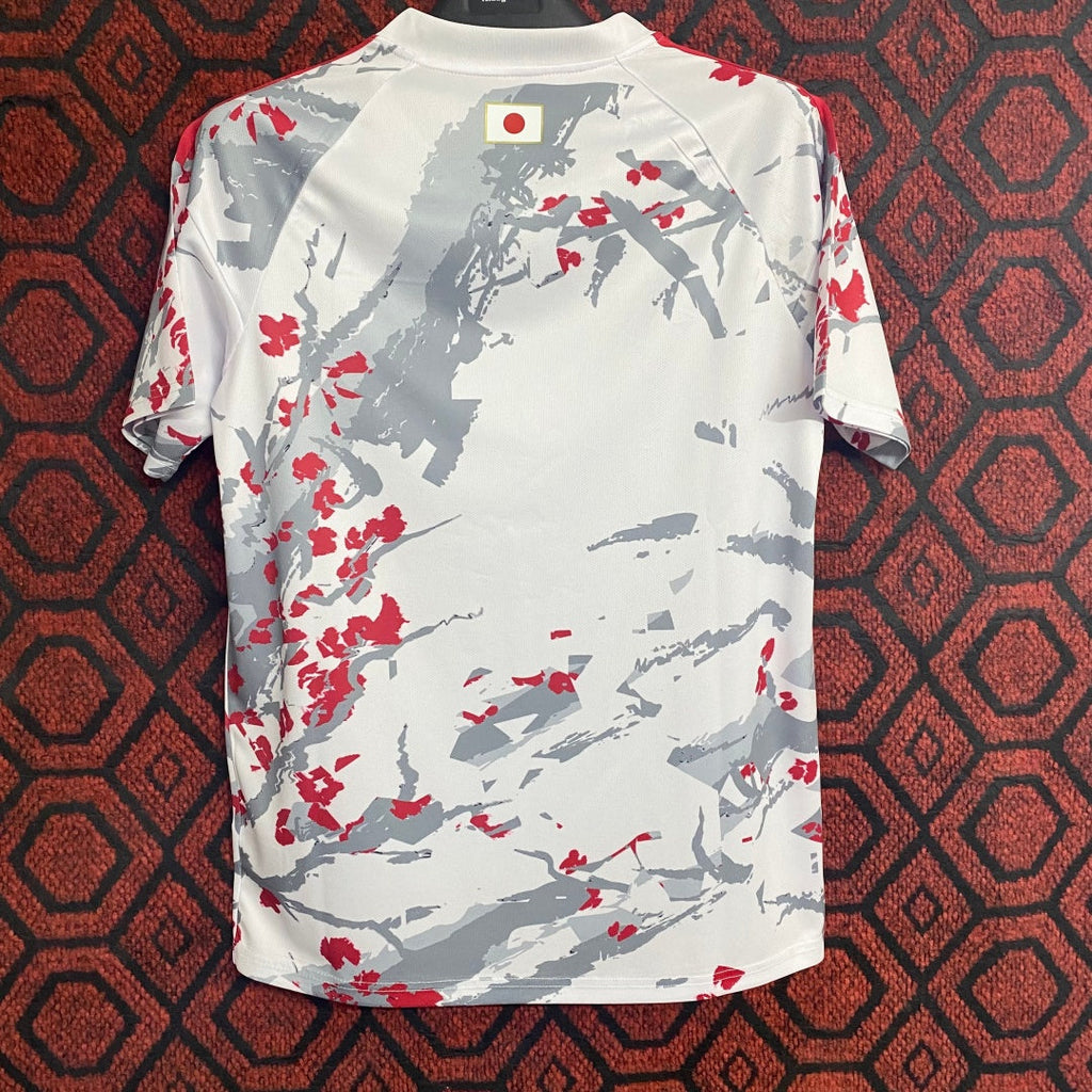 Maillot Le 12 -ème Maillot pour enfants 25/26 style japonais avec motifs colorés, porté par un enfant.