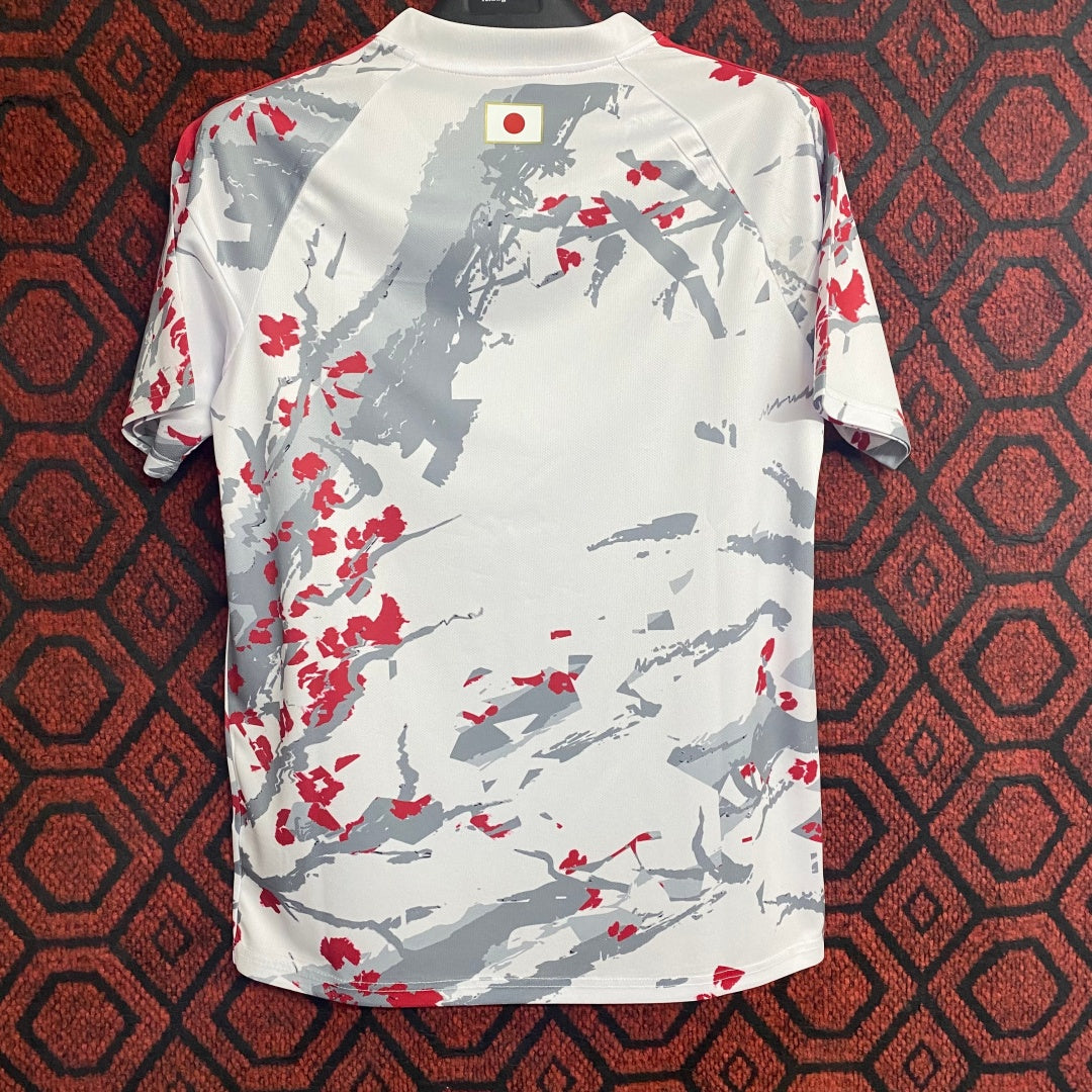 Maillot Le 12 -ème Maillot pour enfants 25/26 style japonais avec motifs colorés, porté par un enfant.