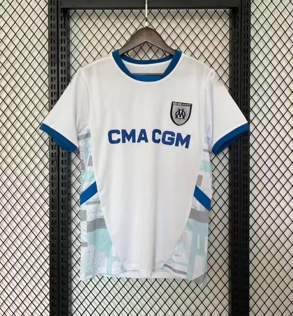 Maillot 24/25 OM blanc Le 12 -ème Maillot porté, détail du design blanc avec logo de l'Olympique de Marseille.