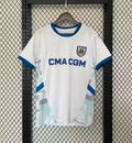 Maillot 24/25 OM blanc Le 12 -ème Maillot porté, détail du design blanc avec logo de l'Olympique de Marseille.