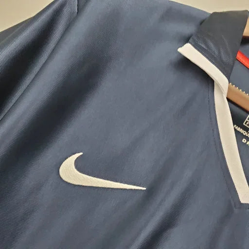 Maillot domicile rétro Paris Saint Germain 1998, Maillot Le 12 -ème Maillot, devant avec logo et design classique.