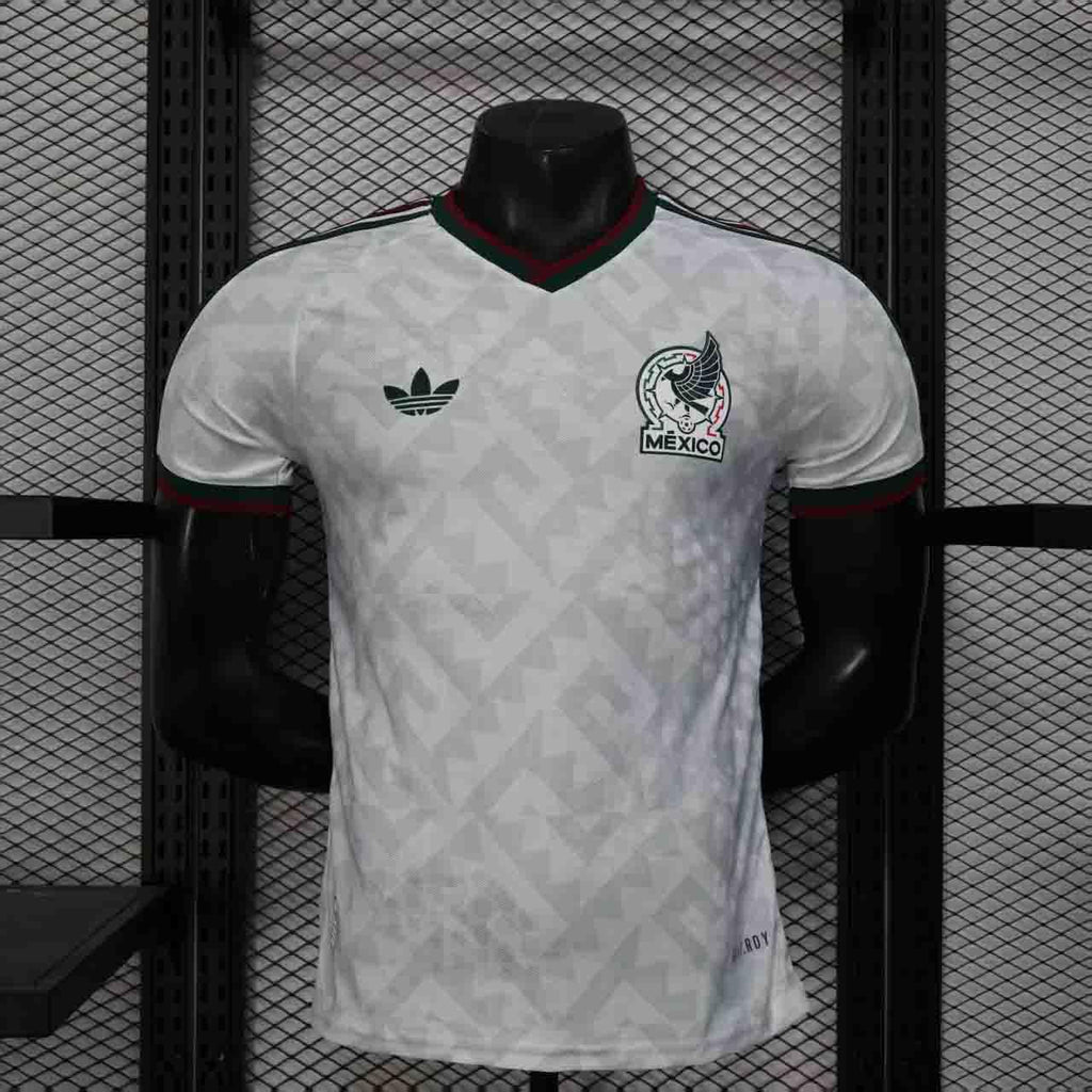 Maillot de football Mexique 2025-26, conçu par Le 12, avec logo et détails du maillot sur fond blanc.