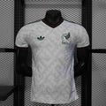 Maillot de football Mexique 2025-26, conçu par Le 12, avec logo et détails du maillot sur fond blanc.