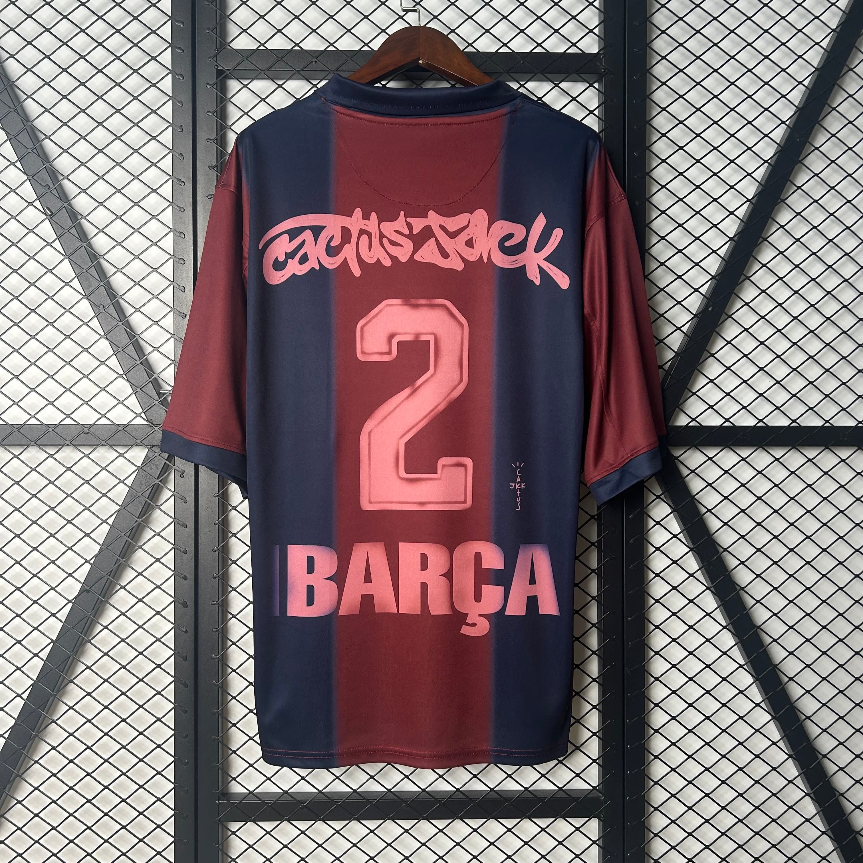 Maillot de football Le 12 -ème Barcelone Black Special Retro pour enfants 25/26, devant avec logo et détails noirs.
