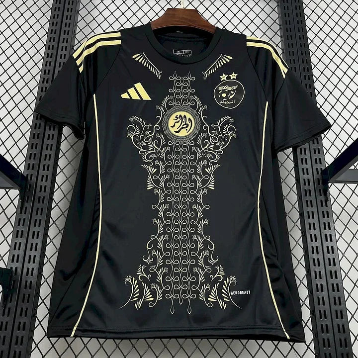 Maillot algérien noir 2025-2026 Le 12, maillot de football avec logo et détails dorés, vue front sur un fond blanc