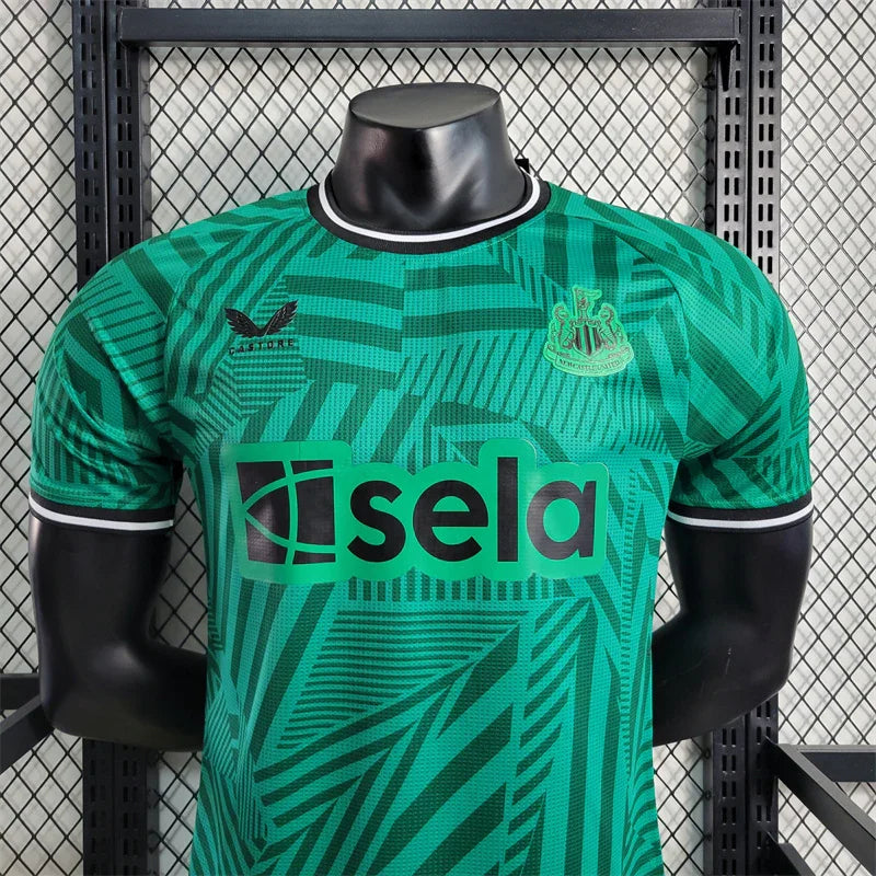 Maillot extérieur Newcastle 2023-24 Le 12-ème Maillot, maillot de football avec logo et design officiel, vue frontale.