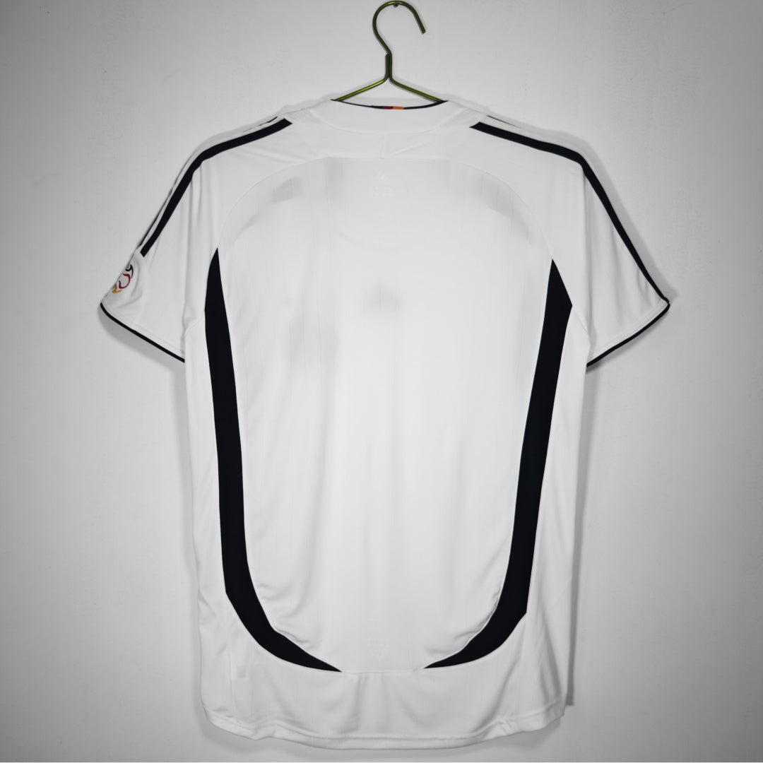 Maillot domicile rétro de l'Allemagne 2006, brand Le 12 -ème Maillot, vue de face avec détails du design officiel.