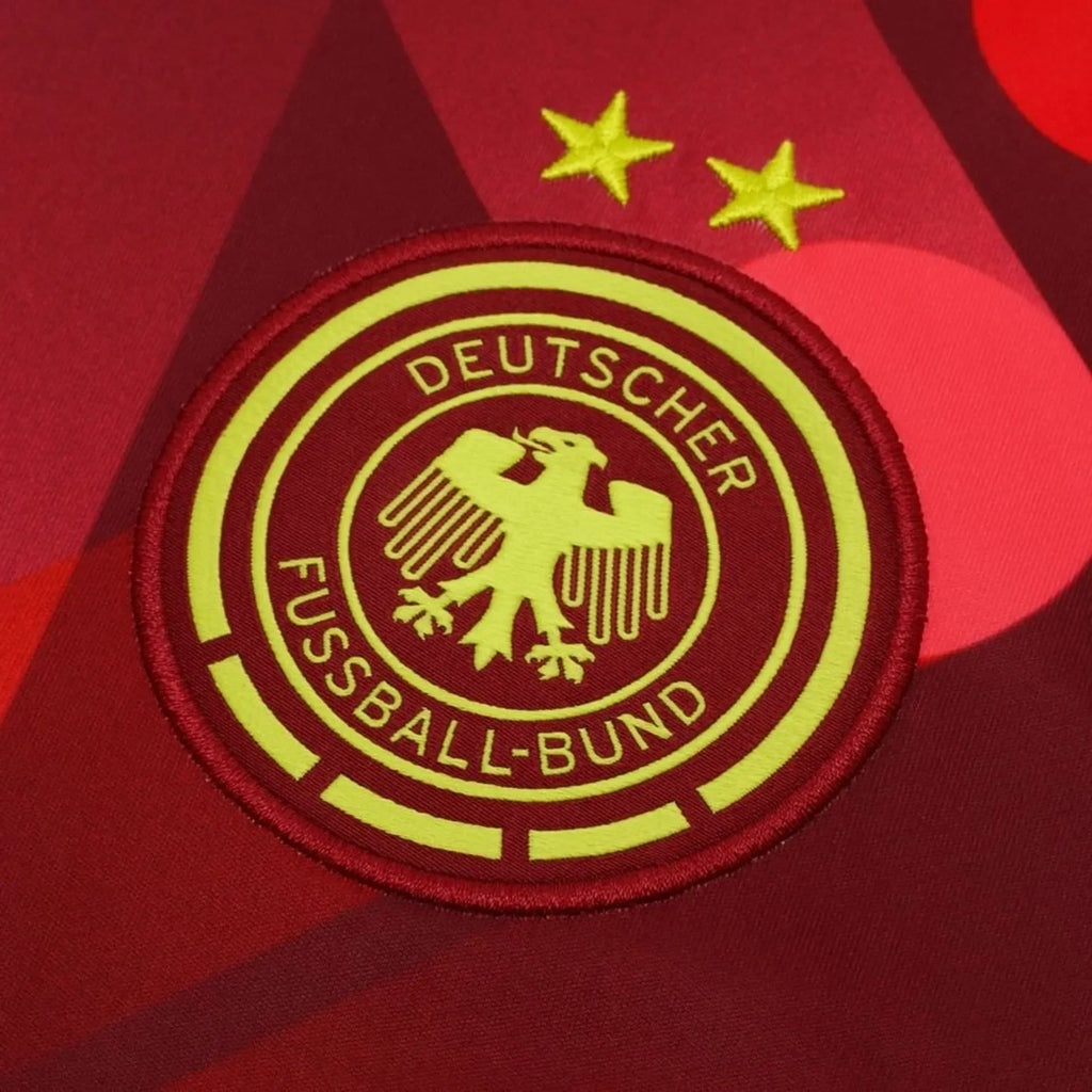 Maillot extérieur de l'Allemagne pour l'EURO 2025, marque Le 12, en tissu bleu avec logo et détails sportifs visibles.