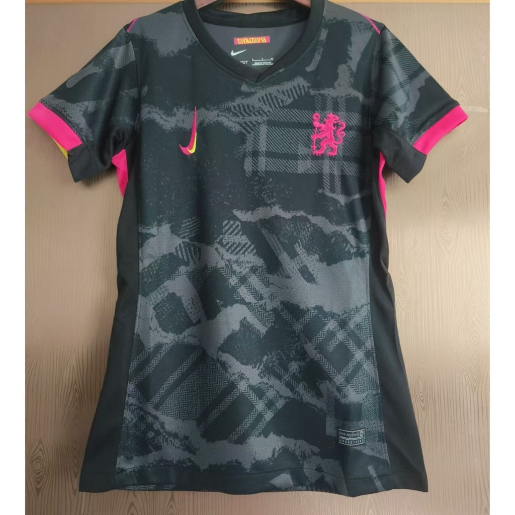 Maillot de football Chelsea 25/26 pour femme, marque Le 12 -ème Maillot, vue de face, détails du design et logo visible.