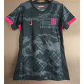 Maillot de football Chelsea 25/26 pour femme, marque Le 12 -ème Maillot, vue de face, détails du design et logo visible.