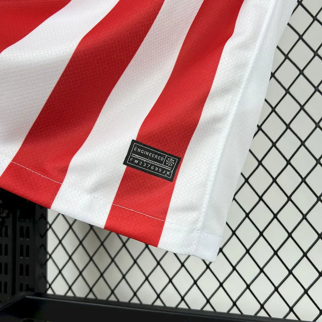 Maillot sans manches de l'Atlético Madrid 2025-26 par Le 12 -ème Maillot, vue de face, design officiel, détails du logo et couleurs rouges et blanches