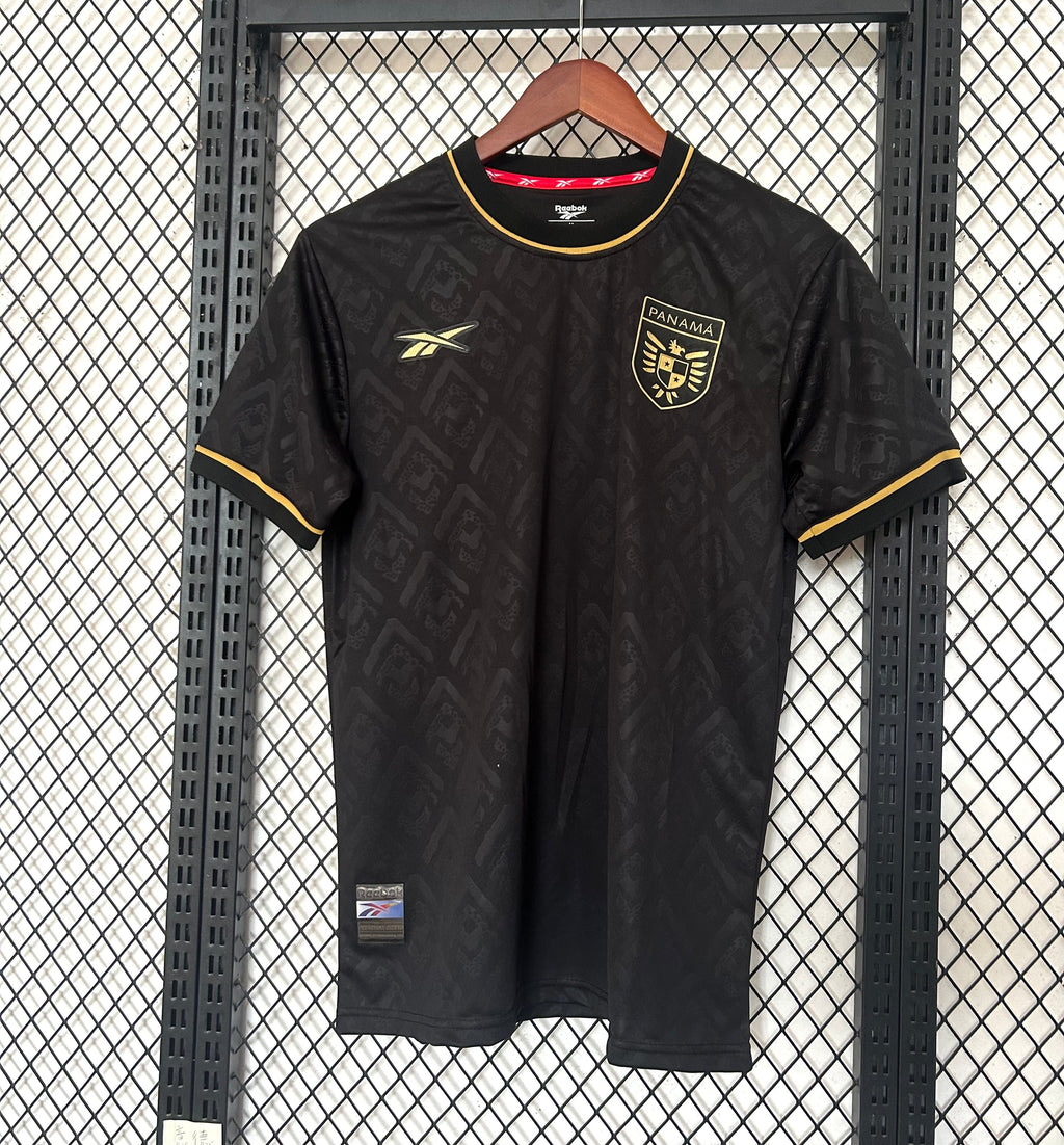 Maillot de football 24/25 Panama noir Le 12 -ème Maillot, vue de face, détails du design noir et logo visible.