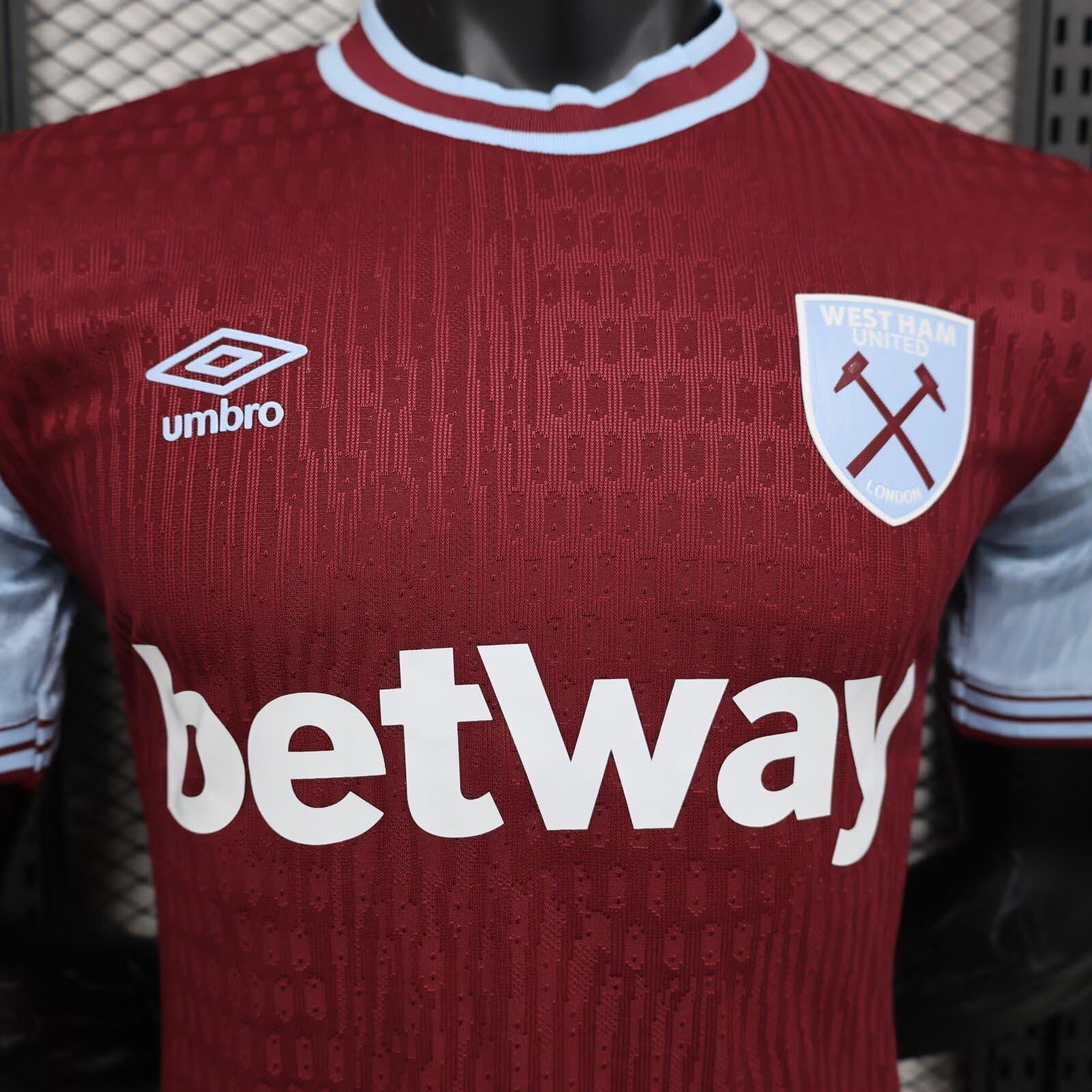 Maillot de football West Ham 2024-25, de la marque Le 12-ème Maillot, avec logo et design officiel visible.