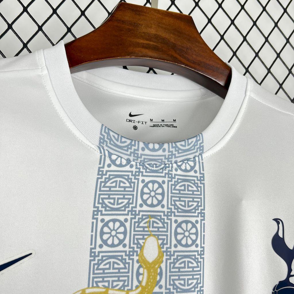 Maillot Tottenham concept 2025-26 Le 12 -ème Maillot, maillot de football avec logo et design moderne, vue de face.