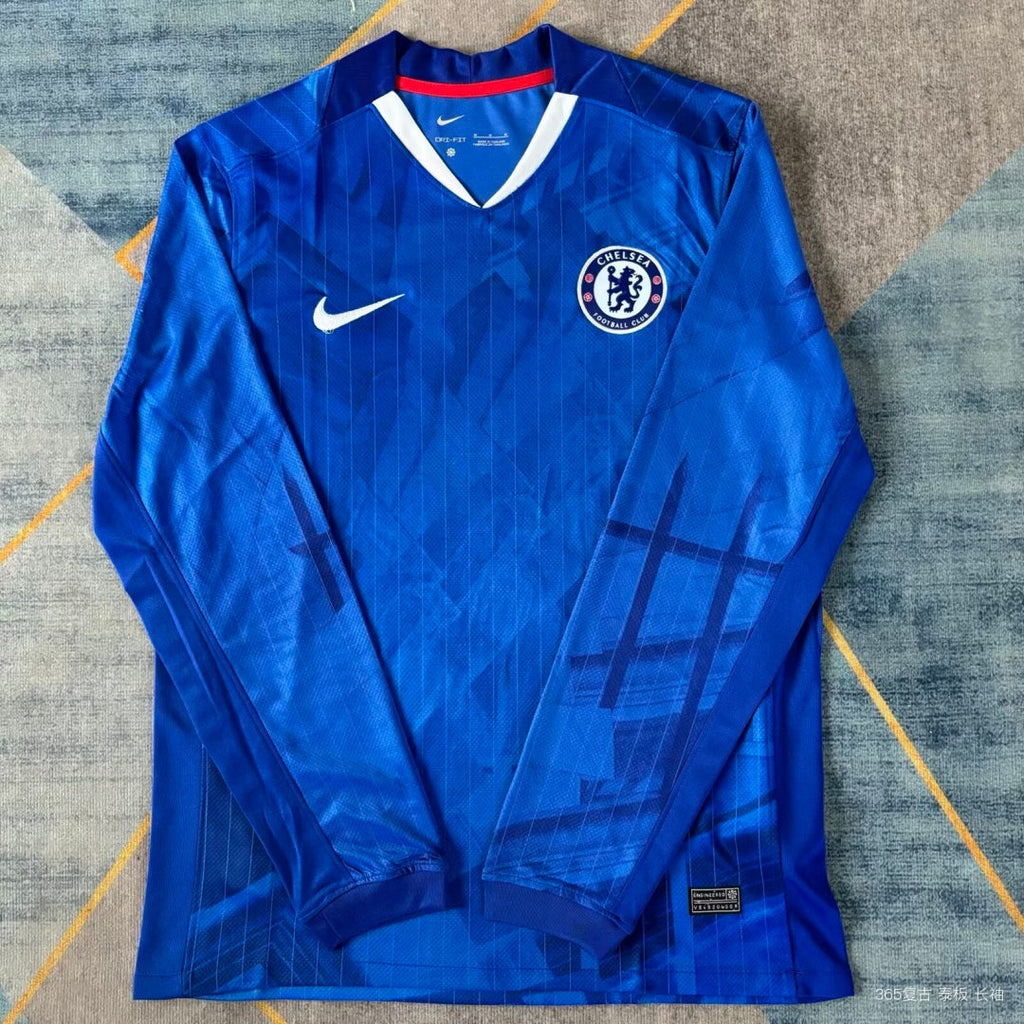 Maillot domicile Chelsea 25/26 à manches longues, marque Le 12 -ème Maillot, vue de face avec logo et couleurs officielles.