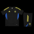Ensemble Manchester United Le 12 -ème Maillot, maillot de football rouge avec logo et détails blancs, vue de face.