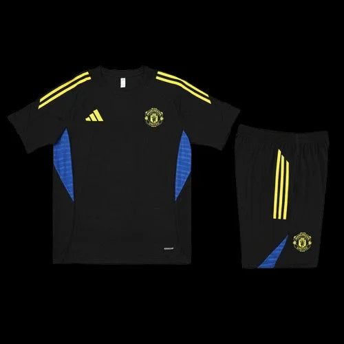 Ensemble Manchester United Le 12 -ème Maillot, maillot de football rouge avec logo et détails blancs, vue de face.