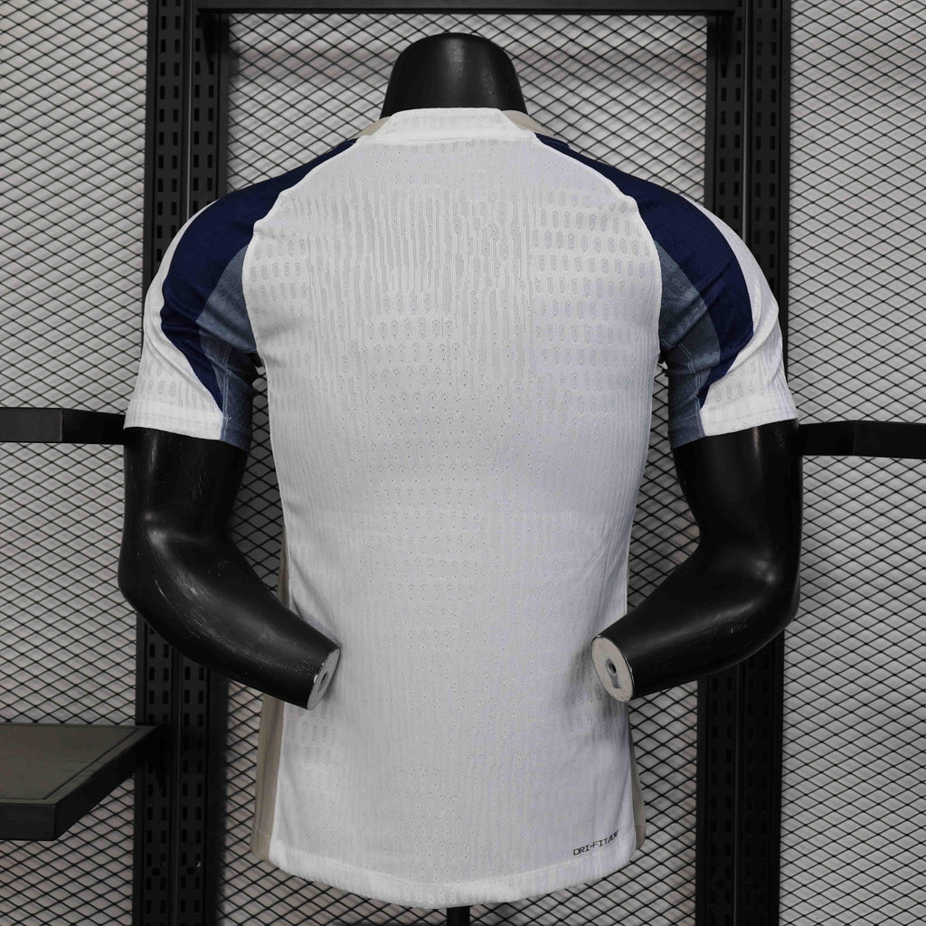 Maillot Tottenham 2025-26 Le 12-ème Maillot, maillot de football bleu avec logo du club et détails en blanc et rouge.