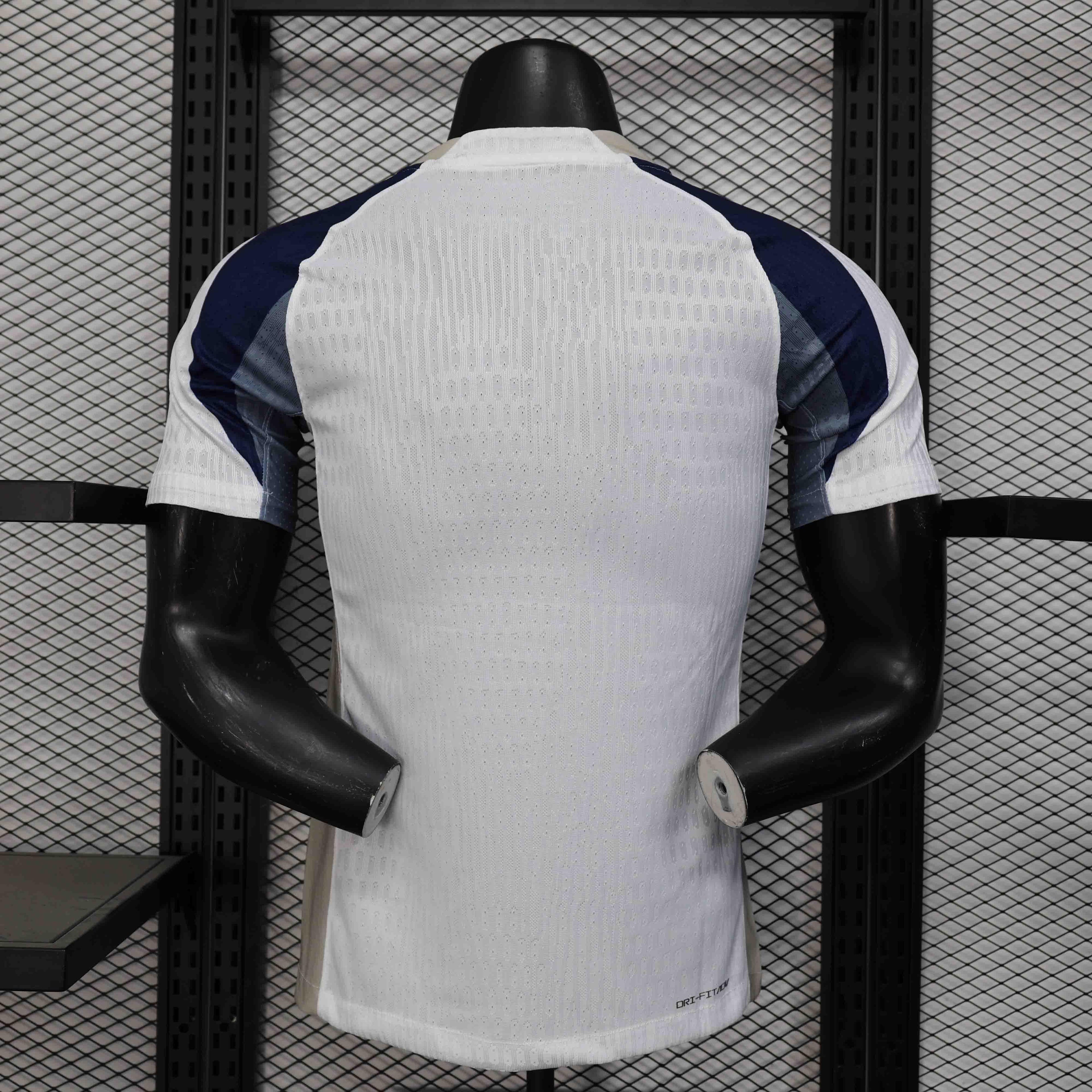 Maillot Tottenham 2025-26 Le 12-ème Maillot, maillot de football bleu avec logo du club et détails en blanc et rouge.