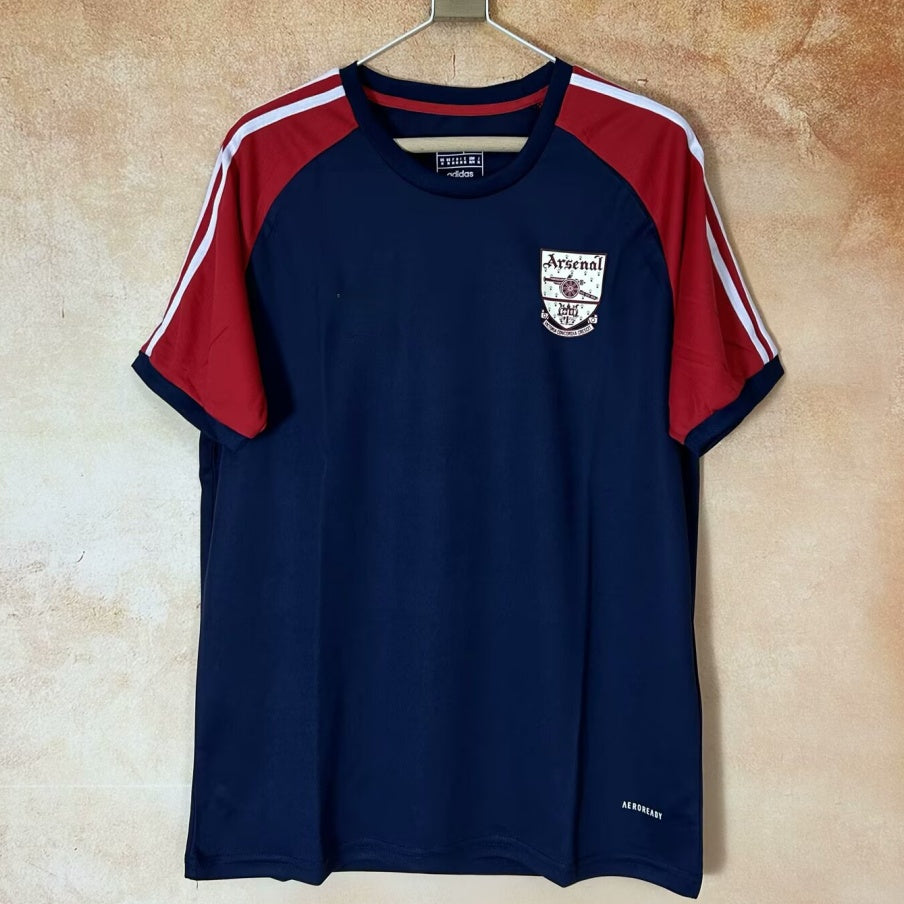 Maillot Arsenal 24/25 bleu spécial, modèle Le 12-ème Maillot, vue de face avec logo et détails du maillot.