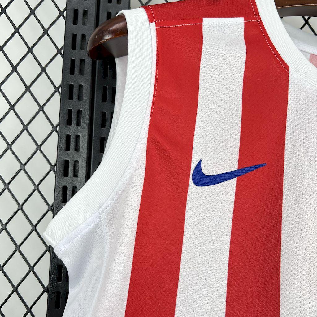 Maillot sans manches Atletico Madrid 2025-26, Le 12 -ème Maillot, en tissu bleu avec logo du club visible.
