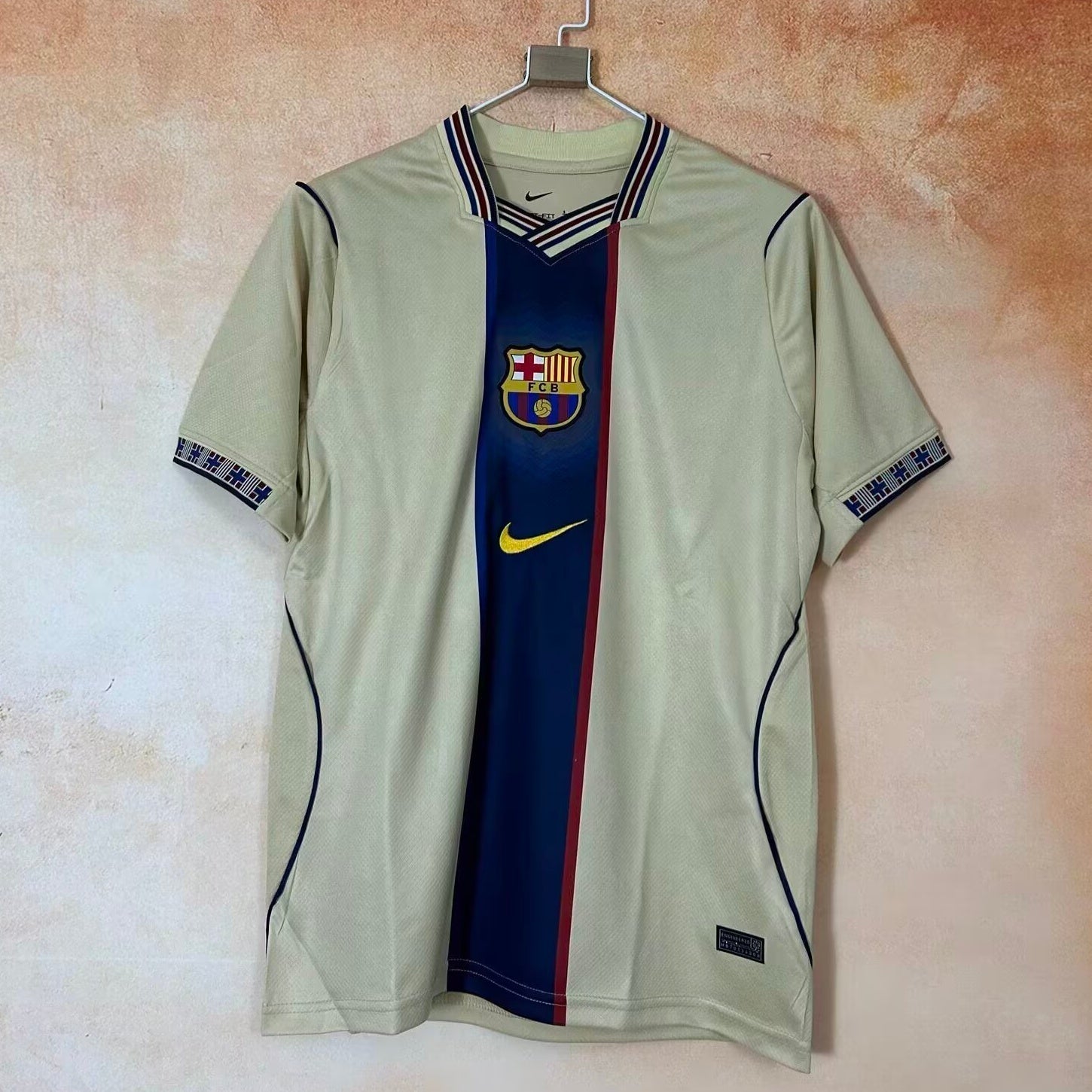 Maillot rétro Barcelone 26/27 de Le 12 -ème Maillot, maillot de football avec logo et couleurs traditionnelles blaugrana.