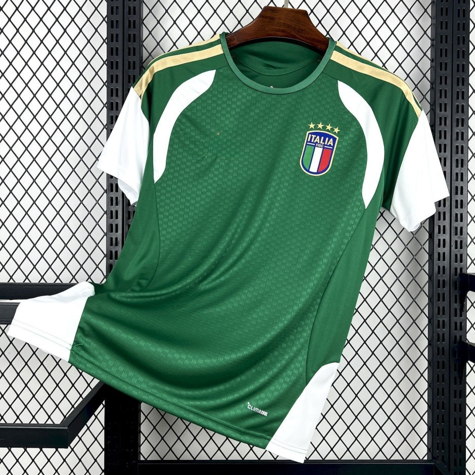 Maillot de football Italie 25/26 Spécial vert, marque Le 12 -ème Maillot, vue de face sur fond blanc.