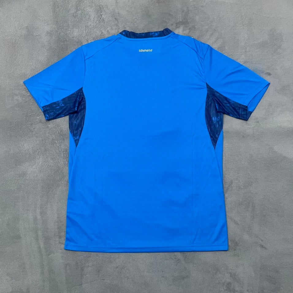 Maillot domicile 25/26 Iceland Le 12 -ème Maillot, maillot de football bleu avec logo national sur le devant.