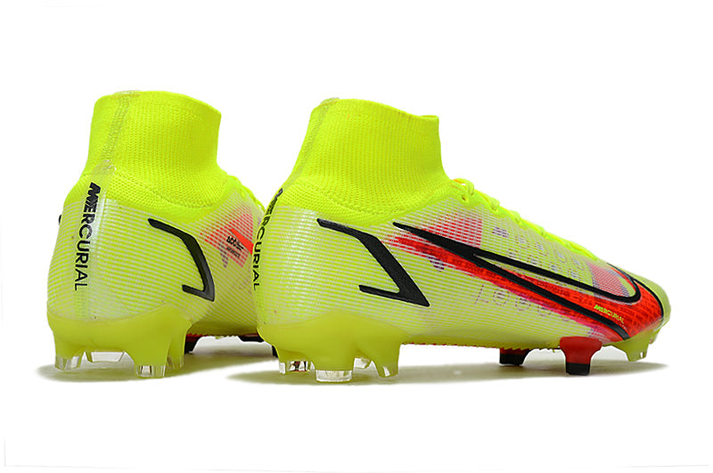 Crampons Mercurial Superfly IX Elite pour football, semelles avec pointes métalliques pour traction optimale.