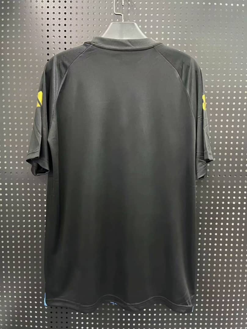 Maillot de football 24/25 Argentine Noir de Le 12 -ème Maillot, maillot noir avec détails argentés et logo de l'équipe.