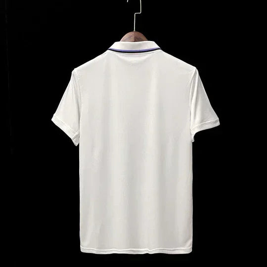 Maillot domicile Real Madrid 2022 2023 Le 12 -ème Maillot, maillot de football blanc avec logo du Real Madrid, col et manches bleus