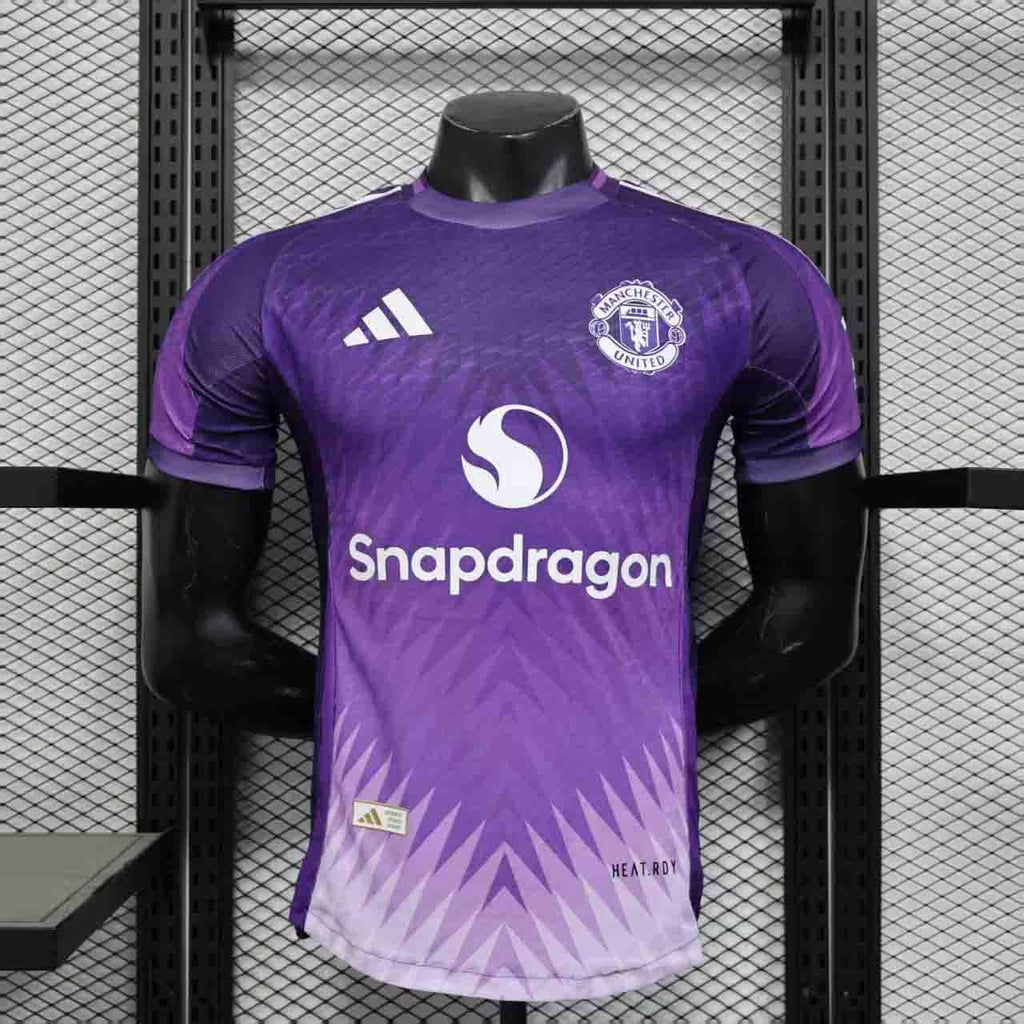 Maillot Manchester United pour enfants 25-26 ans, de la marque Le 12-ème Maillot, vue de face avec logo et écusson.
