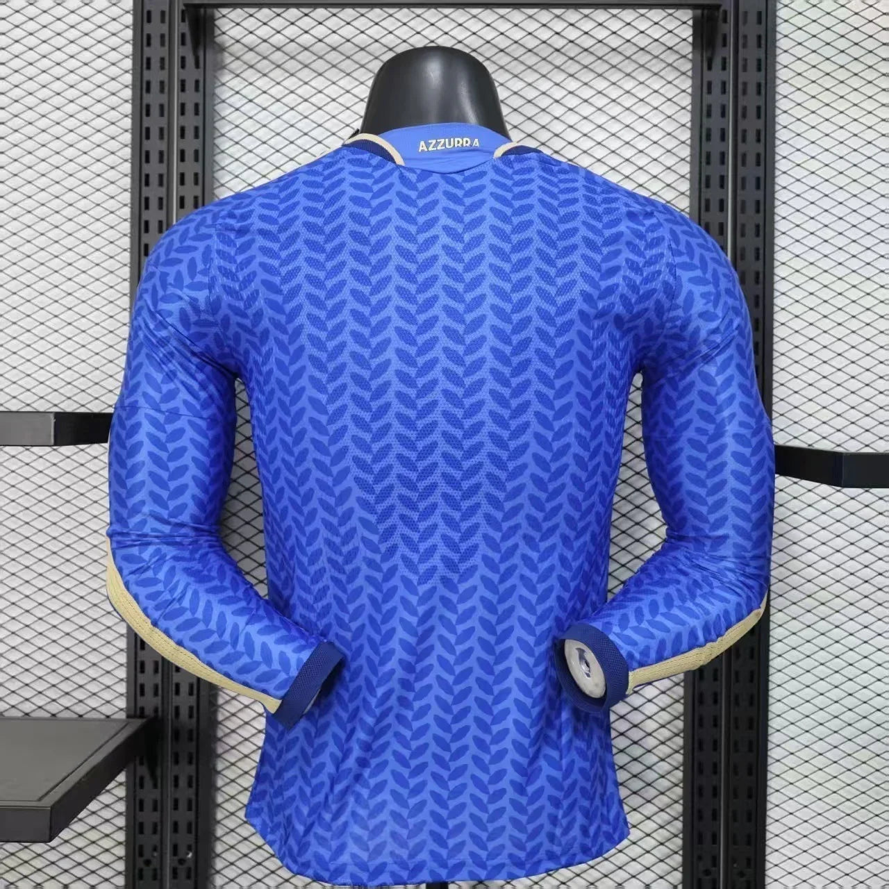 Maillot de football à manches longues de l'Italie, Coupe du Monde 2026, marque Le 12 -ème Maillot, devant avec logo et détails.