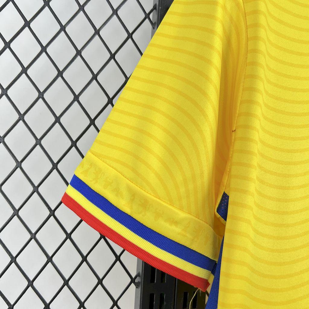 Maillot Romanie 2025 de Le 12 -ème Maillot, design coloré avec motifs modernes, porté par un mannequin debout.