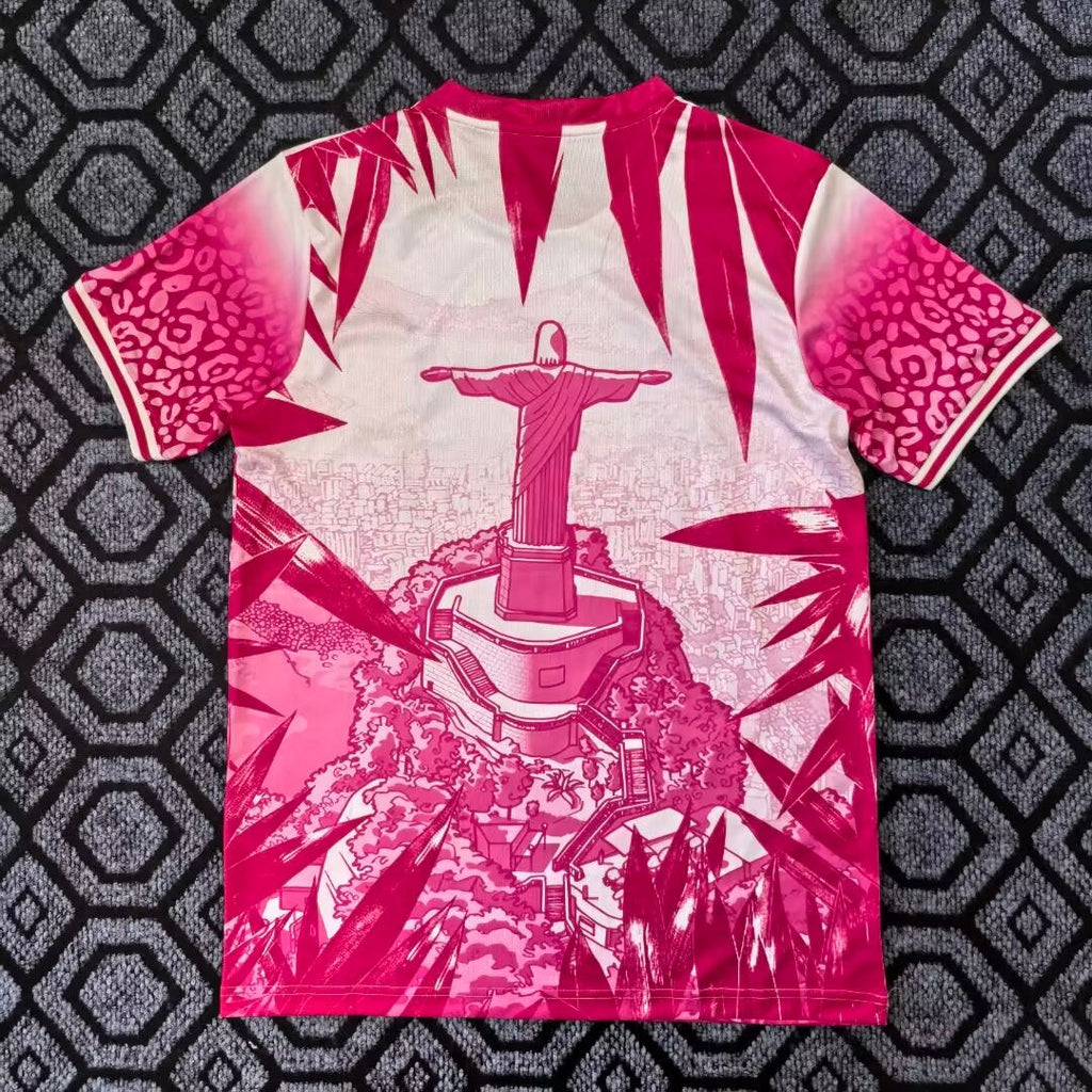 Maillot de football Brésil 25/26, modèle spécial rose de la marque Le 12 -ème Maillot, affiché sur un mannequin.