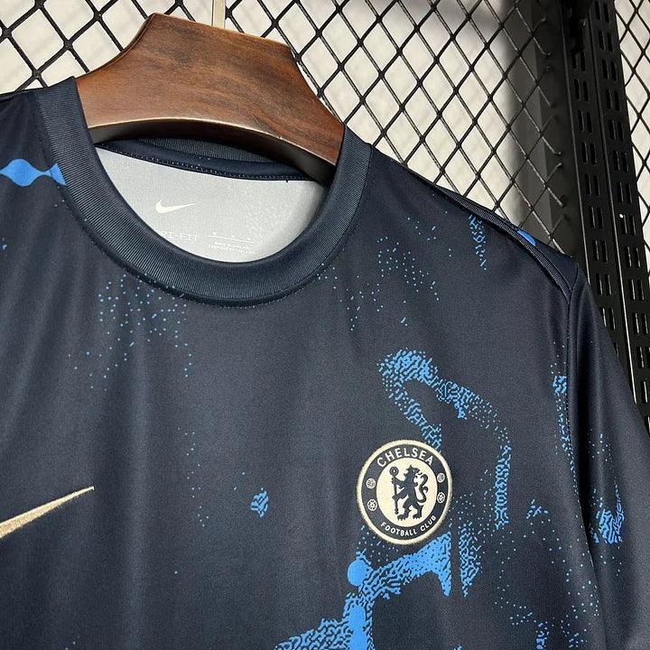 Maillot d'entraînement Chelsea foot 2024-2025 Le 12-ème Maillot, maillot de football bleu avec logo et détails de l'équipe.