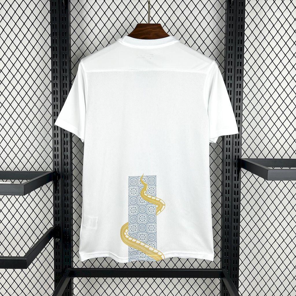 Maillot Tottenham concept 2025-26 de Le 12 -ème Maillot, maillot de football avec logo et design moderne, vue frontale.