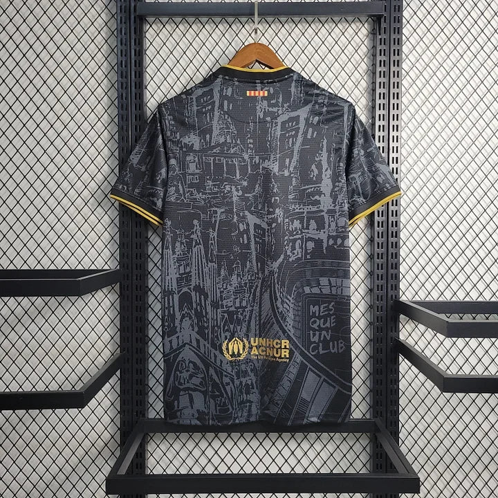 Maillot FC Barcelone saison 2023-2024, édition spéciale, de la marque Le 12, avec logo et design distinctif visible sur le maillot.