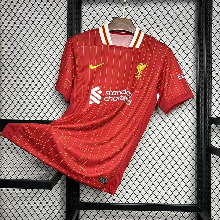 Maillot domicile Liverpool 2024/25 Le 12 -ème Maillot, maillot de football avec logo Liverpool et design rouge.
